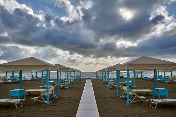 Der nach einem Gewitter verwaiste Strand von Viareggio