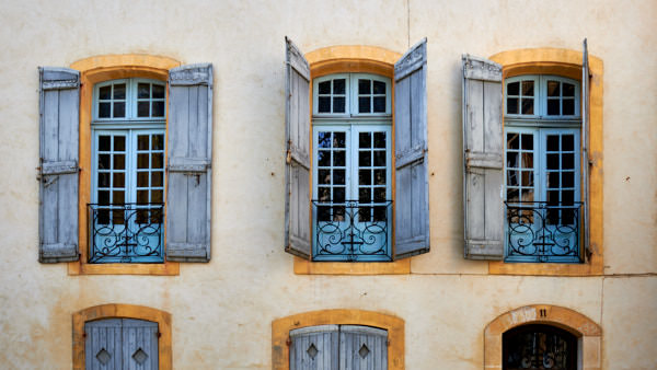 Fensterfront in Avignon (F)