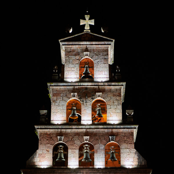 Der Glockenturm der Marienkirche in Cangas de Onis