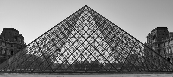 Glaspyramide im Innenhof des Louvre
